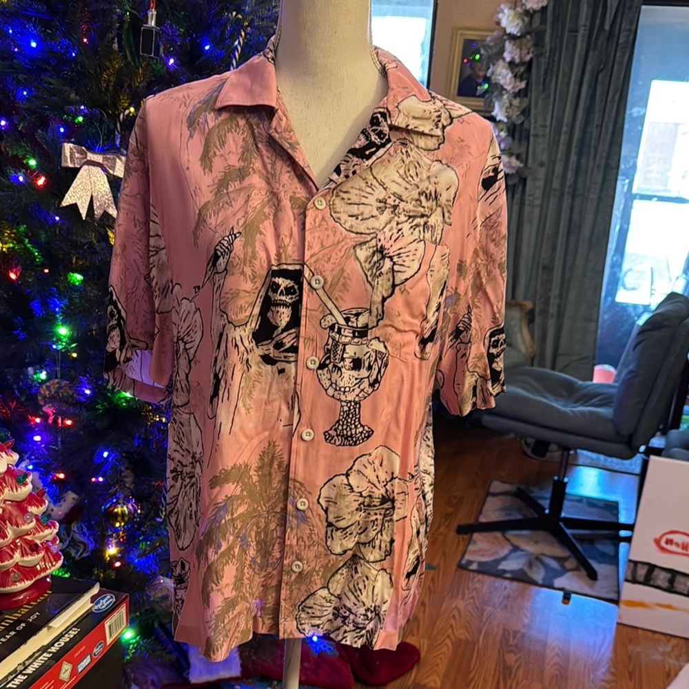 new with Tags Lost…Brand Pink Skull Print Button-Up Shirt